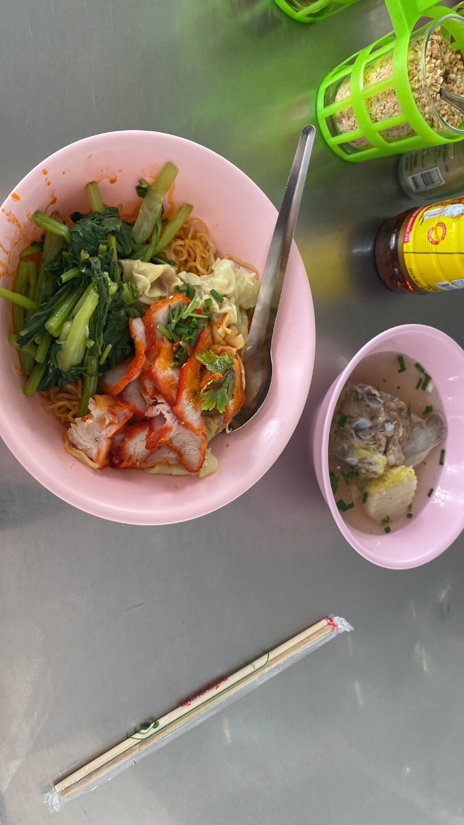 ชายสี่บะหมี่เกี๊ยว